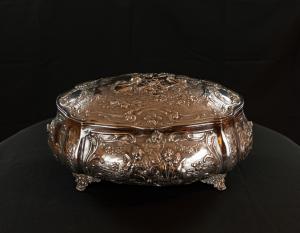 Caja de plata con querubines
    